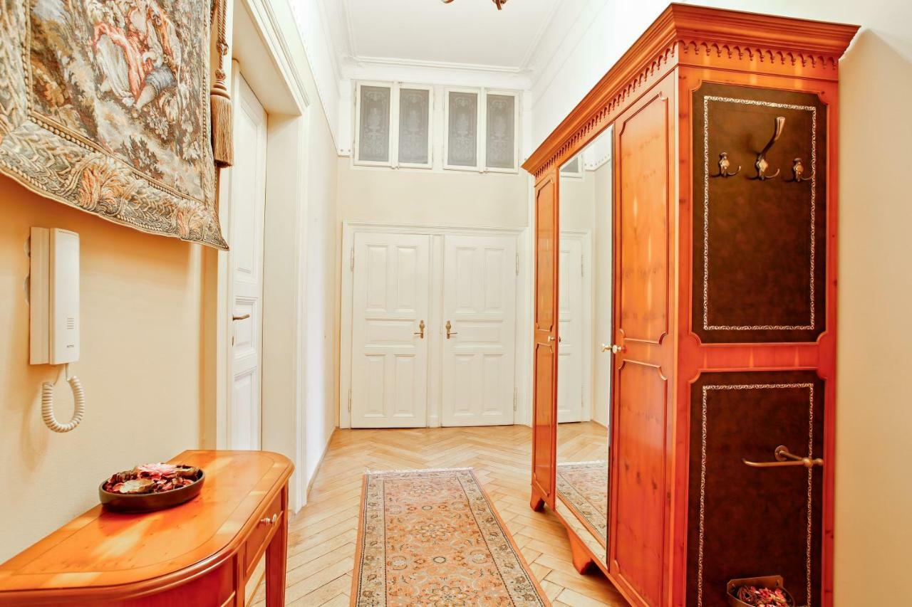 Open Gate Apartment Praha Bagian luar foto