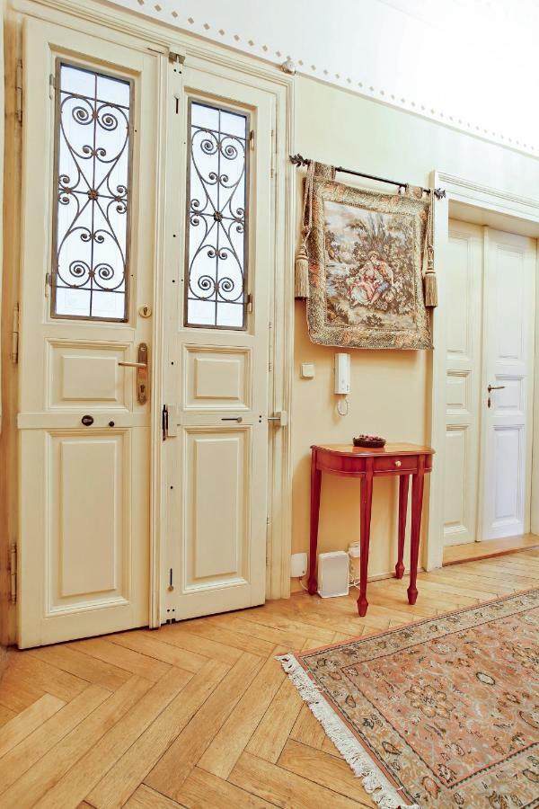 Open Gate Apartment Praha Bagian luar foto