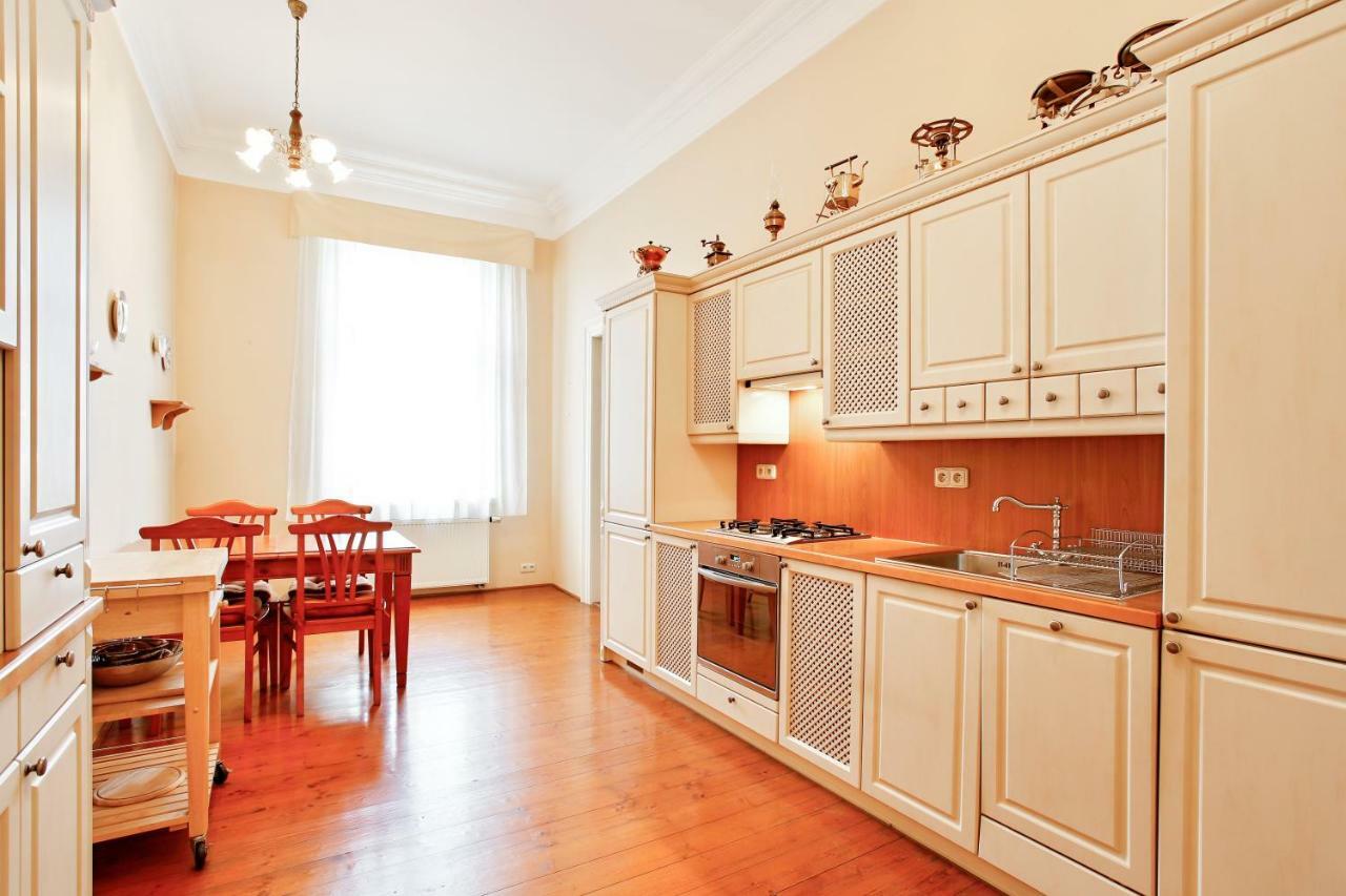 Open Gate Apartment Praha Bagian luar foto