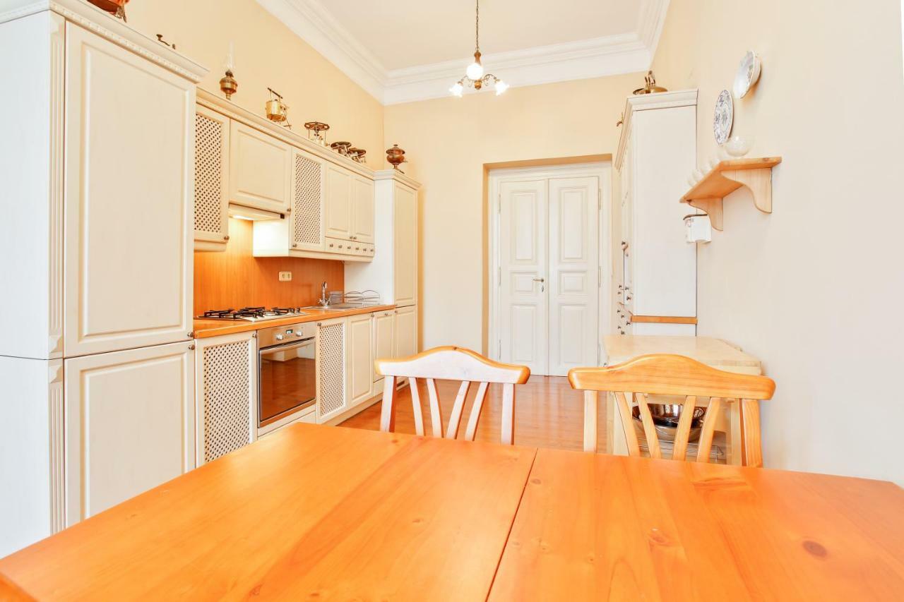 Open Gate Apartment Praha Bagian luar foto