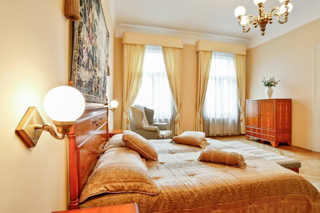 Open Gate Apartment Praha Bagian luar foto