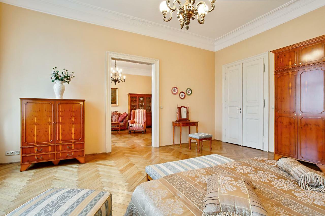 Open Gate Apartment Praha Bagian luar foto