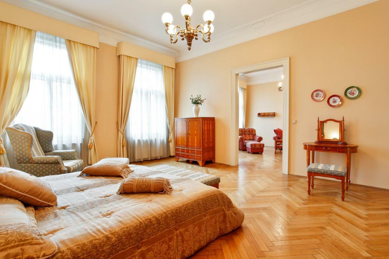 Open Gate Apartment Praha Bagian luar foto