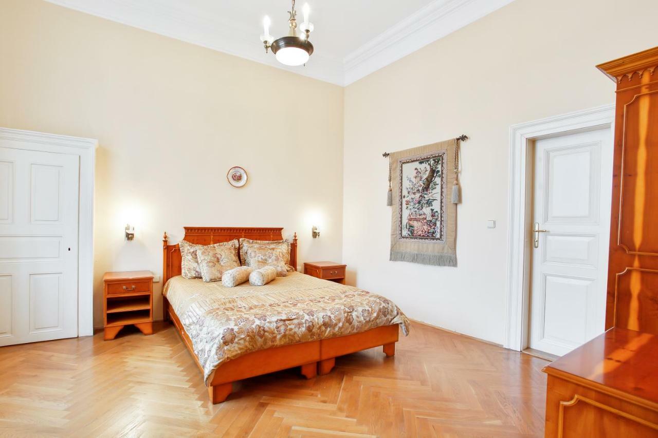 Open Gate Apartment Praha Bagian luar foto